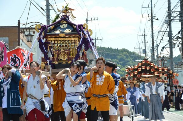 勇壮に町に繰り出した祇園祭のみこしや山車