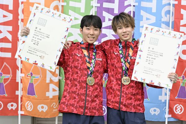 スポーツクライミング成年男子ボルダー優勝の川又（右、Ｂ－ｐｕｍｐ）と斎藤（県連盟）＝14日午前、佐賀県多久市の九州クライミングベースＳＡＧＡ

