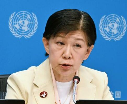 　２４日、米ニューヨークの国連本部で記者会見する中満泉事務次長（共同）