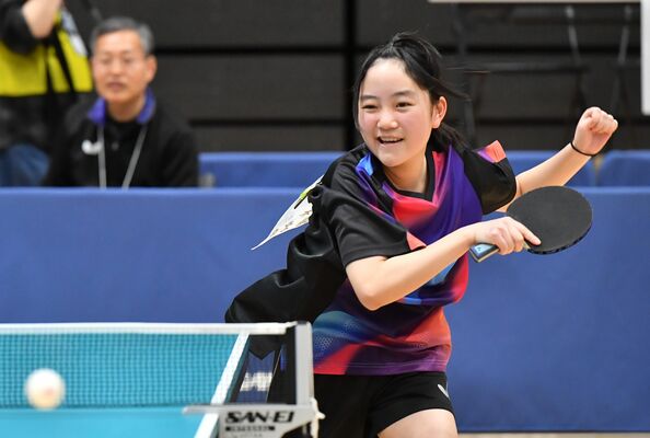 女子決勝トーナメント準決勝　スマッシュを放つ陽北の鈴木＝日環アリーナ栃木、湯田大士撮影