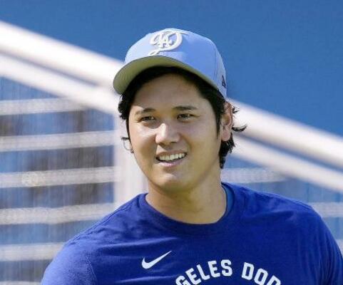 　練習中に笑顔を見せるドジャース・大谷＝２０日、ロサンゼルス（共同）