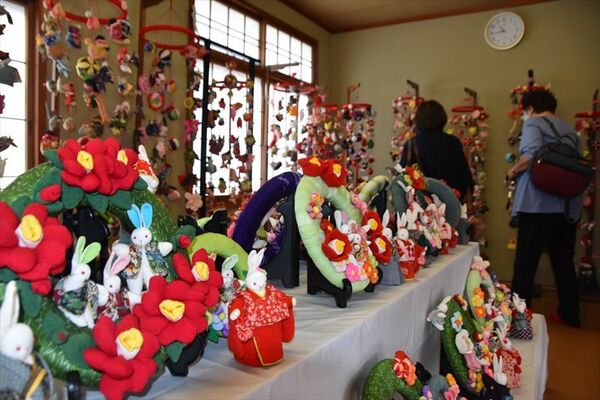 色鮮やかな作品が並ぶ会場