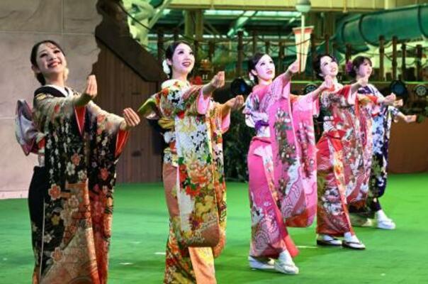 福島県いわき市の温泉施設スパリゾートハワイアンズで、振り袖姿でダンスを披露する(左から)MOMOKAさん、MIMIさんら20歳になるフラガール=10日午前