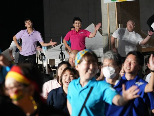 ピンクの「とち介」ポロシャツに身を包み踊る大川市長＝６日夜、栃木市