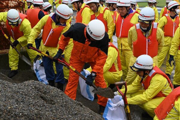 土のう作りの訓練に取り組む消防団員たち