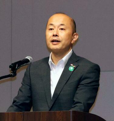 　閉会式であいさつする長崎市の鈴木史朗市長＝１０日午前、長崎市