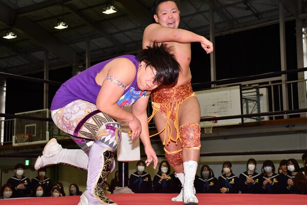 立志式で行われたプロレスの試合。相手を攻め立てる朱鷺選手（右）