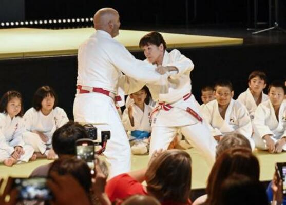 　大阪・関西万博の日仏交流イベントで、子どもたちに柔道を指導する谷亮子さん（右）＝１３日、大阪市此花区の夢洲