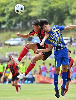 サッカー男子準々決勝　後半34分、矢板中央のＤＦ清水（左）がＣＫからヘディングシュートを狙う＝旭川市のカムイの杜公園多目的運動広場Ｂ