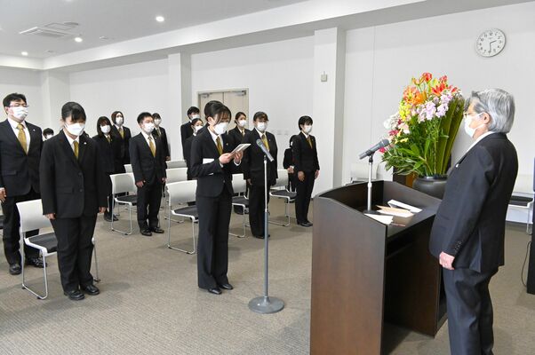 入学式で新入生代表が誓いの言葉を述べる