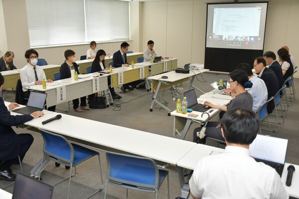 在宅医療分野の中間見直しについて話し合った協議会＝７日午後、県庁北別館
