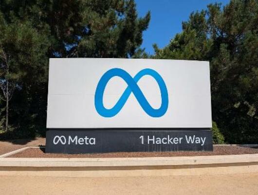 　メタ本社に掲げられたロゴ＝２０２５年９月、米カリフォルニア州（共同）
