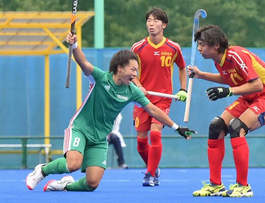 ホッケー成年男子準決勝　先制点を決め喜ぶ本県のＦＷ大嶋＝日光市の今市青少年スポーツセンター人工芝競技場