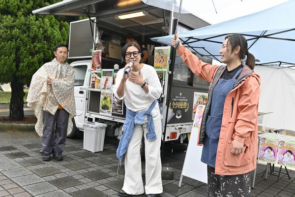 トークショーＰＲのため出店した青木さん（中央）