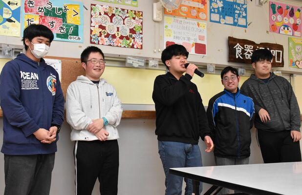 下級生の前で、寄宿舎での生活を振り返る高等部３年生＝26日午後、那須特別支援学校
