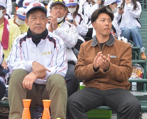 圭太選手の活躍をスタンドから見守る一輝さん（右）。左は父・貞之さん＝25日午後、甲子園球場