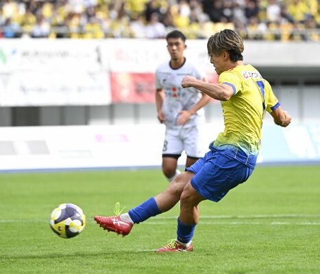 前半13分、栃木ＳＣのＦＷ棚橋が先制のＰＫを決める＝カンセキスタジアムとちぎ、森田大地撮影