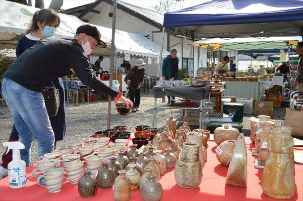 マグカップなどが並んだ陶器市会場