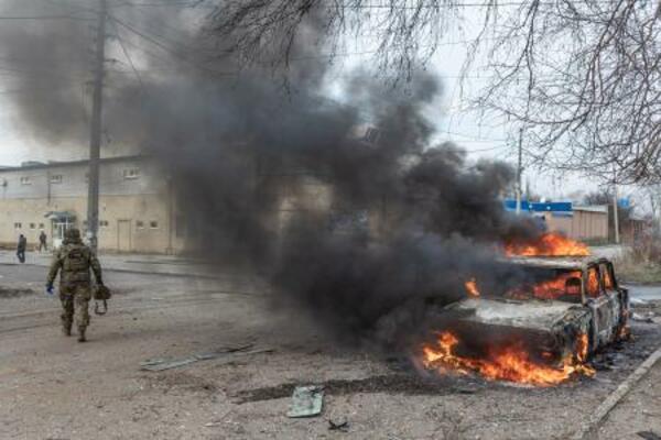 　１３日、ウクライナ東部ドネツク州で、ロシアによる無人機攻撃を受けて炎上する車（ゲッティ＝共同）