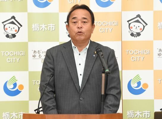 就任後初の定例記者会見に臨み、抱負を語る琴寄市長