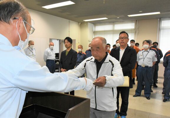 上岡消防長（左）から感謝状を受け取る森戸繁章さんら
