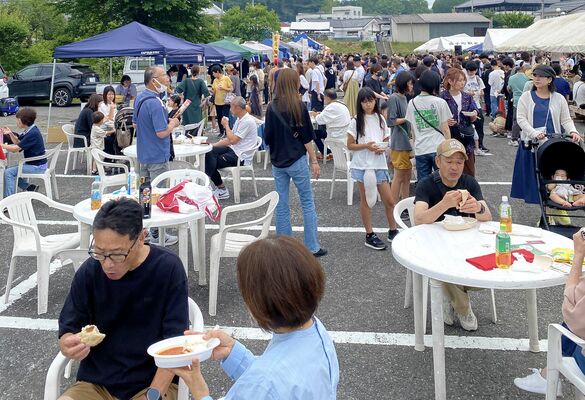 多くの人でにぎわう会場