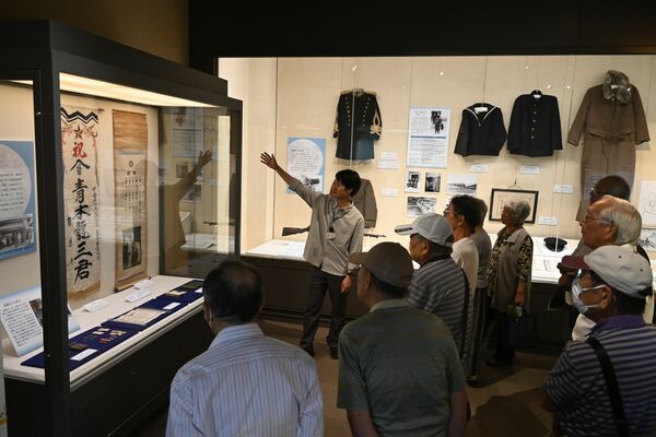 軍服や手紙など戦時の資料が展示されている企画展