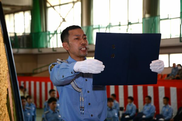 答辞を述べる卒業生総代の白石巡査＝29日午前、宇都宮市若草２丁目