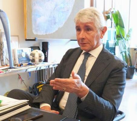 　インタビューに答えるイタリアのアボーディ・スポーツ担当相（共同）