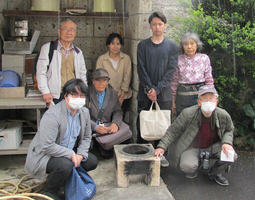 かまどを移送した徳次郎石研究会のメンバー