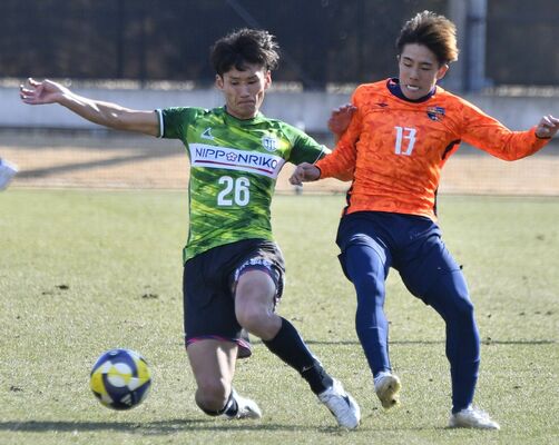 球際で激しく競り合う栃木シティのＭＦ宇都木（左）＝１月25日、シティフットボールステーション