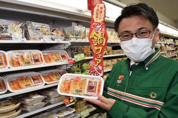 「宇都宮餃子会監修　野菜焼餃子」を紹介するセブン－イレブンの中塚太治マネージャー＝15日午前、宇都宮市