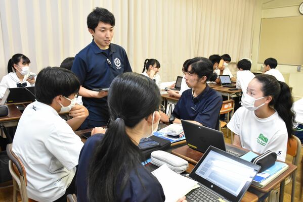 「総合的な探求の時間」で、研究テーマを発表する佐野高の生徒。グループで意見を交わしながら学びを深める＝14日午後、佐野高（画像の一部を加工しています）