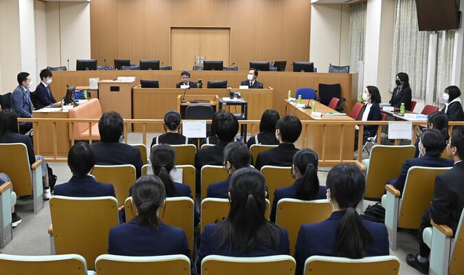 裁判員経験者と法曹三者間で行われた意見交換会＝17日午後、宇都宮地裁