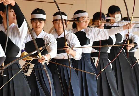 女子団体で優勝した鹿沼Ｂの（左２人目から）野口、柴、宇賀神＝ユウケイ武道館弓道場