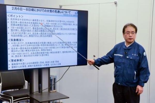 　大雪の見通しについて説明する気象庁の担当者＝５日午後、気象庁
