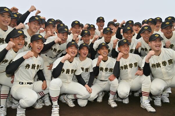 甲子園での健闘を誓い、気勢を上げる作新ナイン＝27日午後４時10分、宇都宮市一の沢１丁目