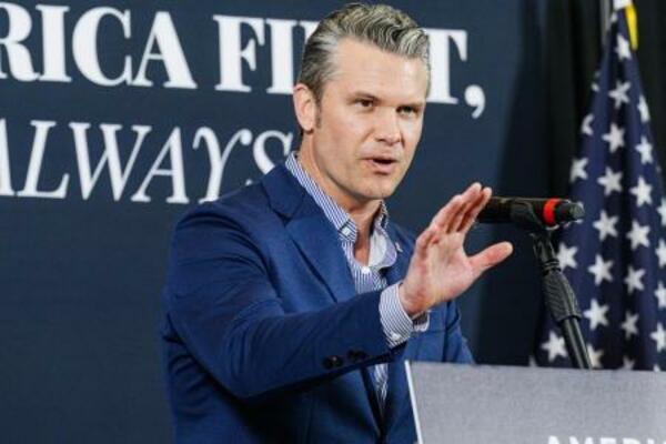 連邦下院選の共和党予備選ヘ向けた選挙集会で応援演説するヘグセス米国防長官=18日、米ケンタッキー州ヘブロン(ゲッティ=共同)