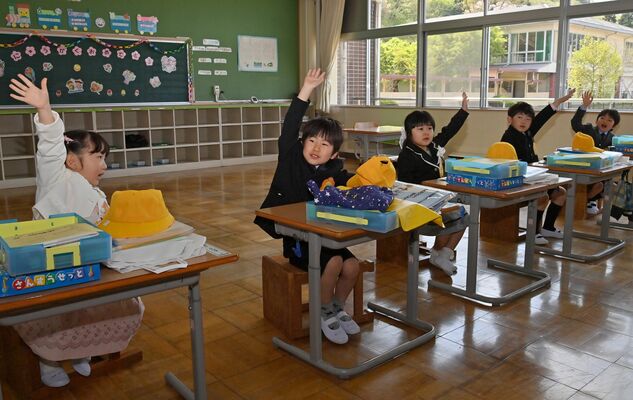 元気よく返事をする境小の新入生＝12日午前９時40分、那須烏山市上境