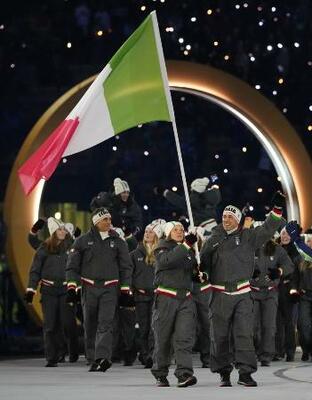 　開会式で入場行進するイタリア選手団＝６日、イタリア・ミラノ