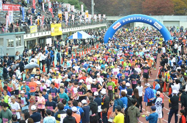 多くの声援を受けてスタートする参加者ら
