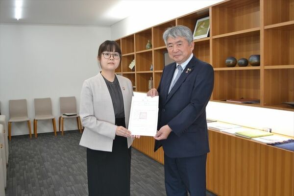 市に職員として派遣された広瀬さん（左）と浅野市長