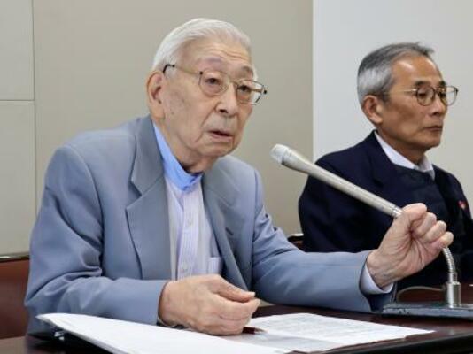 　米国での活動について記者会見する被団協代表理事の田中聡司さん＝２８日午前、広島市役所