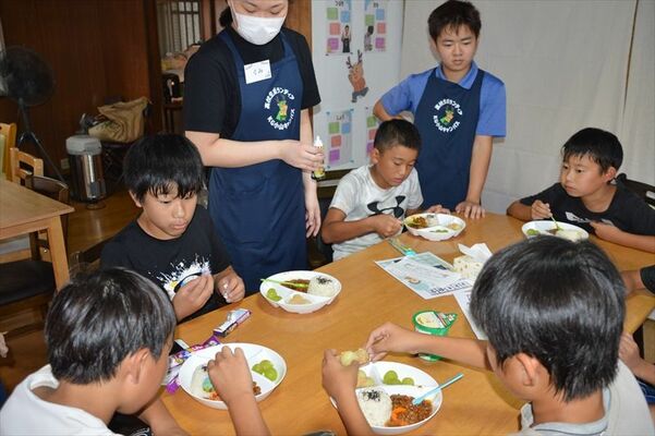 食事を楽しむ小学生ら