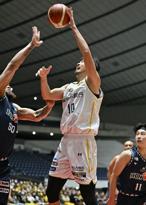 第１クオーター４分、シュートを決めるブレックスの竹内＝代々木第一体育館、森田大地撮影