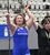 女子76キロ級プレーオフ 試合に勝利し、観客席に向かいガッツポーズする鏡(サントリー)=駒沢体育館、加藤竜矢撮影