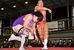 立志式で行われたプロレスの試合。相手を攻め立てる朱鷺選手（右）