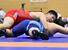 レスリング少年男子グレコローマンスタイル１２５キロ級決勝　相手のバックを取る阿部（上、足大付高）＝佐賀県嬉野市中央体育館、河野光吉撮影