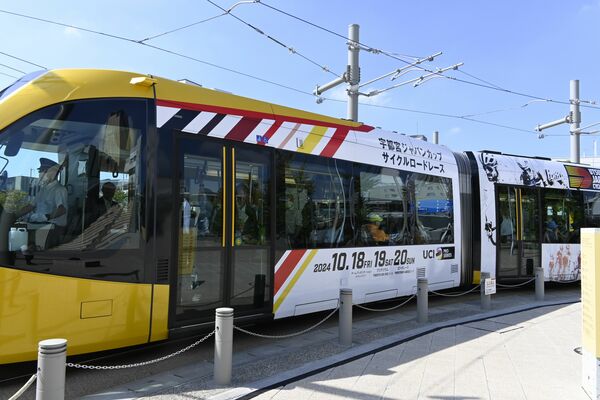 大会オリジナルラッピング車両が登場したLRT。アジア最高峰の自転車ロードレース大会をPR