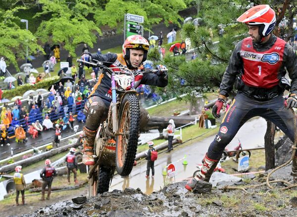 急斜面の岩場を越えるライダーら=17日午後1時45分、茂木町のモビリティリゾートもてぎ、磯真奈美撮影